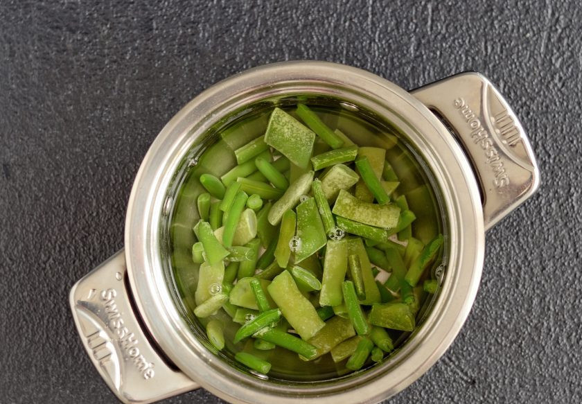 1. Этап. Салат из горошка и фасоли: Фасоль отварите 3-5 минут в кипящей подсоленной воде.