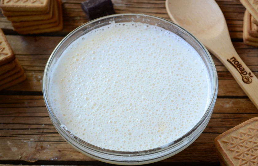 1. Этап. Торт из печенья с заварным кремом: При такой последовательности смешивания комочки не должны образоваться.