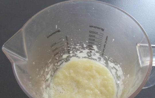 1. Этап. Мусс ананасовый: 3. Измельчите их погружным миксером.