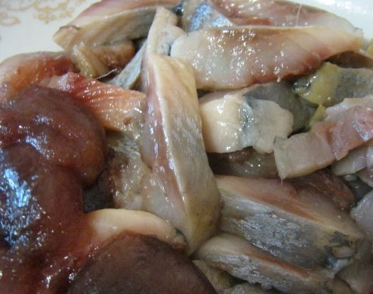 1. Этап. Форшмак: 1. Это блюдо я часто готовлю в виде закуски на обеденный и даже праздничный стол. Лучше, если сельдь попадется с икрой. Итак, чистим селедочку и извлекаем из нее косточки. После этого нарезаем на части, чтобы легче было измельчить в блендере.