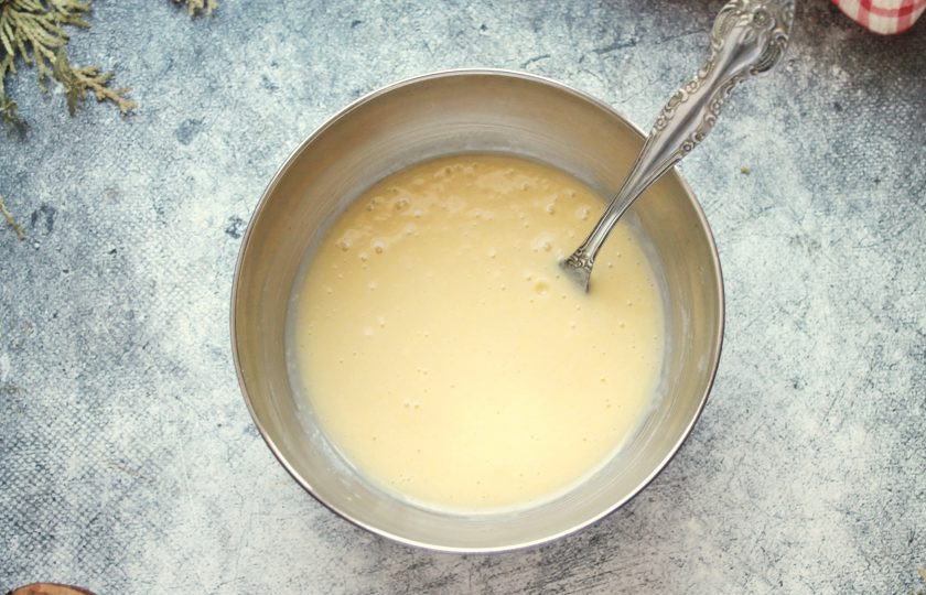 1. Этап. Кексы с вареньем: Частями вливайте горячее молоко с маслом в миску с тестом, каждый раз хорошо перемешивая. Тесто должно получиться как густой кефир.