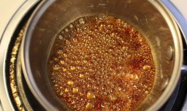 1. Этап. Тушеная зубатка: Если вы не сможете найти карамельный соус готовый, его легко можно и самому приготовить. Для этого в кастрюльке смешайте 0,25 стакана воды и добавьте 2 столовые ложки сахара (обычного сахара, не коричневого). Постоянно помешивая, доведите до кипения, не дайте подгореть, сахар должен раствориться и превратиться в карамель. Если соус затвердеет, не переживайте: всегда можно добавить немного воды и снова на огне все растворите до нужной консистенции.