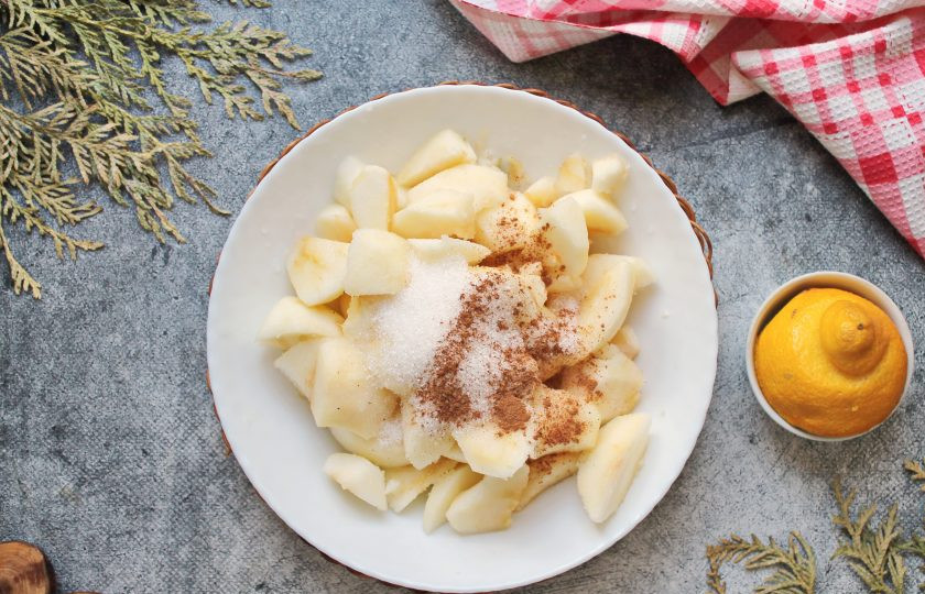 1. Этап. Яблочный джем в микроволновке: Всыпьте молотую корицу, влейте лимонный сок, перемешайте.