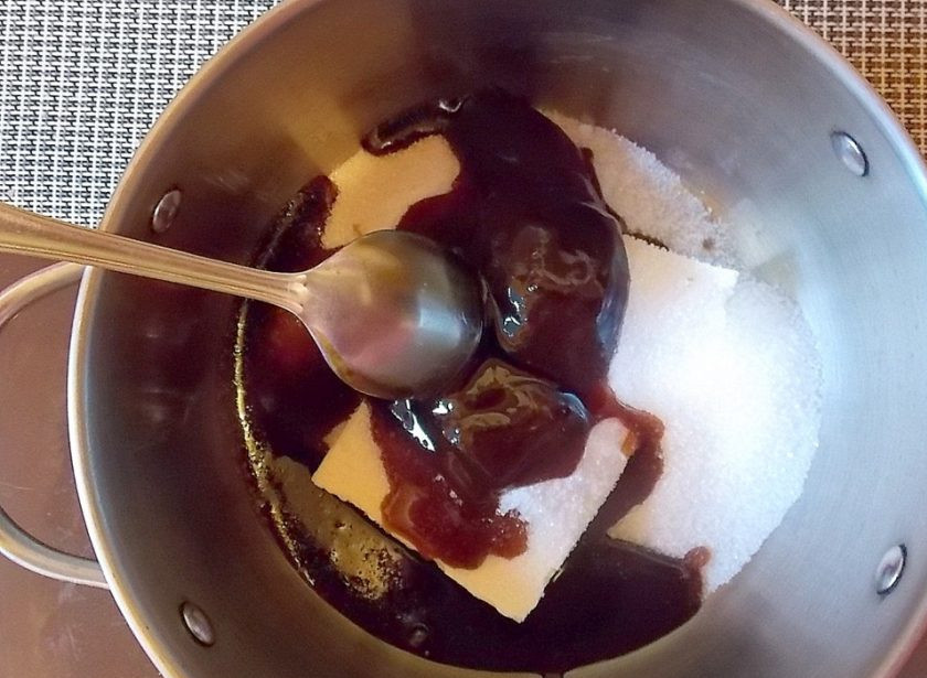 1. Этап. Вафельный торт Грильяж: Соедините масло, сахар, мед и какао. Варите в течение 7 минут на среднем огне.