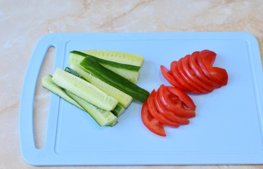 1. Этап. Сэндвич ролл с креветкой: Нарежьте тонкими слайсами помидоры и брусочками огурец.