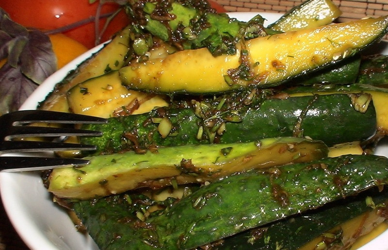 1. Этап. Огурчики в соусе: Заправьте огурчики смесью соевого соуса, уксуса и перца. Уксус можно заменить лимонным соком при желании. Перец желательно брать свежесмолотый. Все ингредиенты перемешайте и подавайте к столу. Огурцы с каждым днем становятся вкуснее, так как успевают хорошенько замариноваться. Храните их в холодильнике.