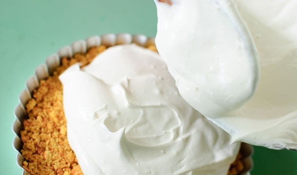 1. Этап. Сыроедческий торт: 3. Достаем уже замерзшую основу, выкладываем сверху наш воздушный крем. Украшаем клубничкой.