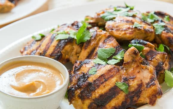 1. Этап. Куриная грудка на гриле с соусом: 6. Подавайте курицу с соусом и зеленью. Приятного аппетита!