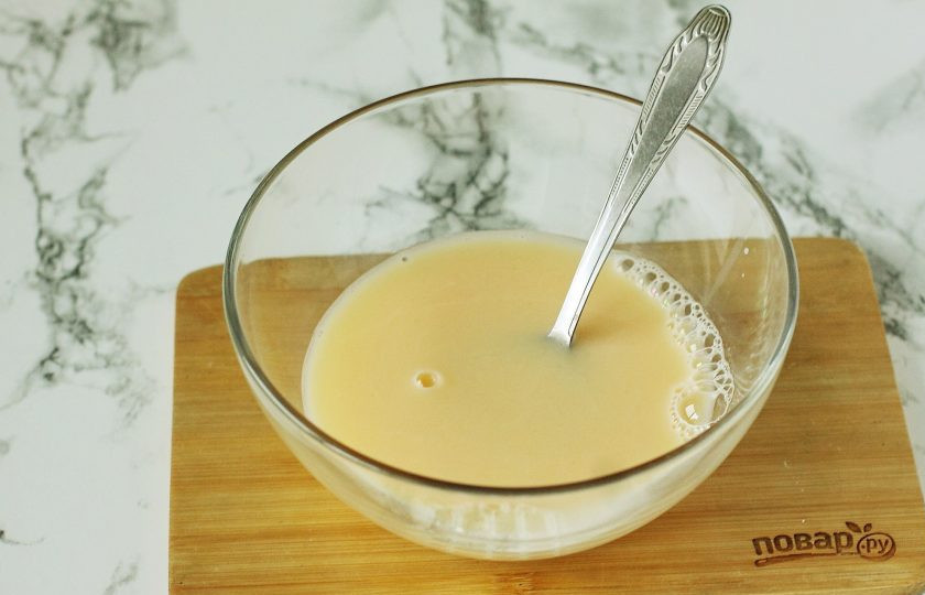 1. Этап. Универсальное тесто для пельменей и мантов: Налейте воду в глубокую миску. Добавьте соль, яйцо и все немного взбейте.