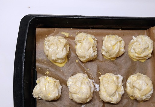 1. Этап. Булочки Клубочек с творожным сыром: Смазать слегка взбитым желтком.