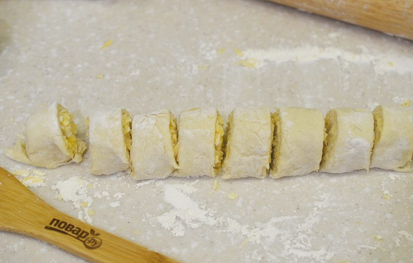 1. Этап. Лепешки сырные на сковороде: 8. Нарежьте толщиной 1 см.