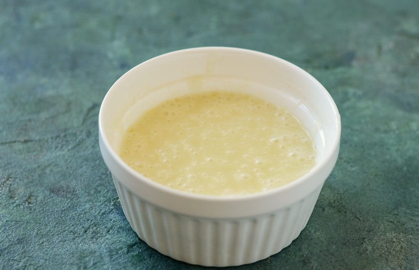 1. Этап. Кокосовый трюфель: Перемешайте до однородной консистенции, уберите на полчаса в морозильную камеру. Каждые 10 минут доставайте миску и перешивайте.