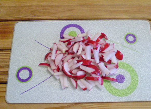 1. Этап. Салат Весенний из капусты: 3. Редис порезать тонкой соломкой.