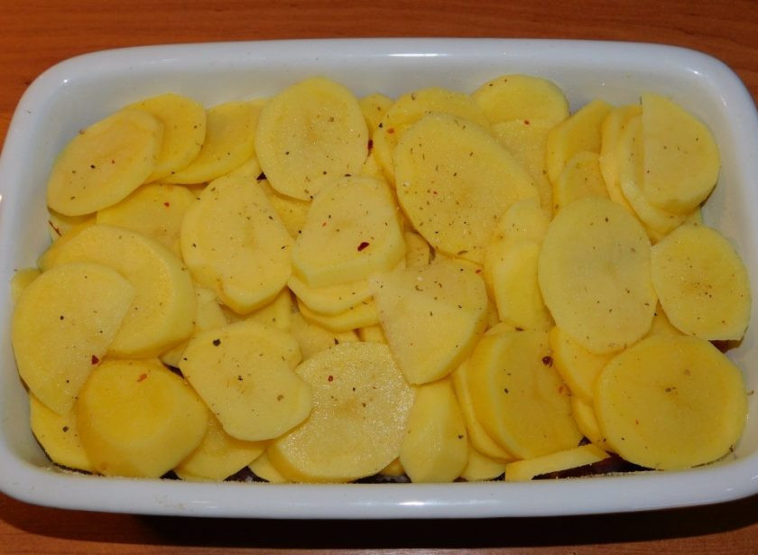 1. Этап. Сытная мясная запеканка с картофелем: Картофель нарежьте кружками и разложите поверх мяса. Посолите. Накройте фольгой и поставьте в духовку, разогретую до 200 градусов на 40 минут.