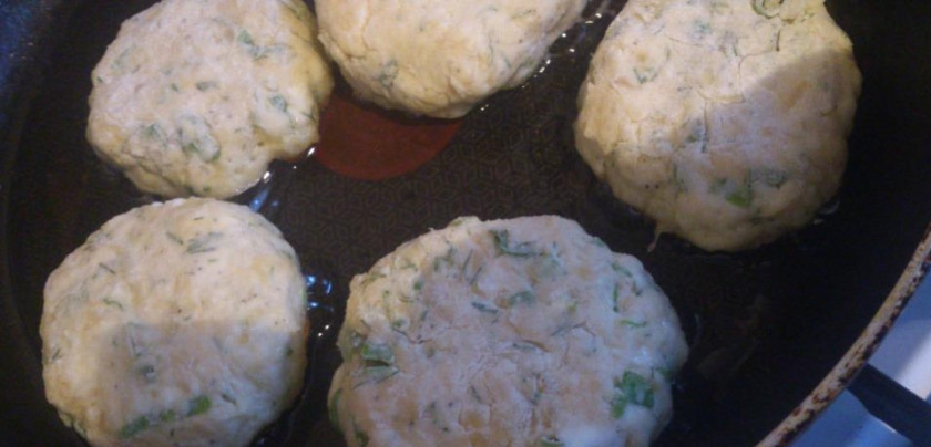 1. Этап. Хачапури ленивые: Тесто для ленивых хачапури готово. Сформируйте небольшие шарики (как яйцо куриное), обваляйте их в муке. Разогрейте сковороду с небольшим количеством масла. Приплюснете слегка шарики и обжаривайте.