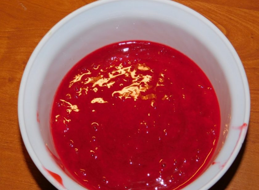 1. Этап. Творожно-сливочный десерт с малиновым пюре: Пропустите через сито, чтобы удалить косточки.