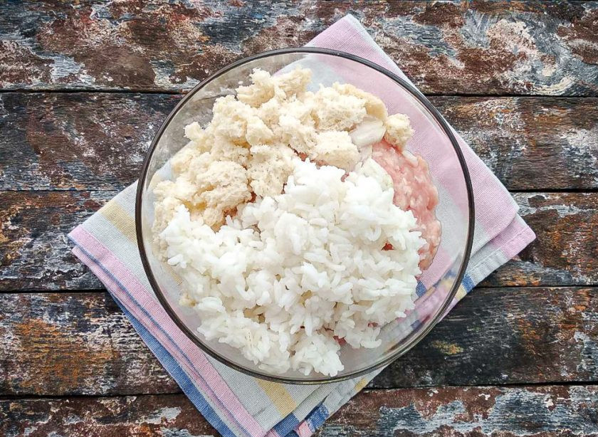 1. Этап. Тефтели как в столовой: Далее добавьте рис и хлеб, смоченный в молоке.