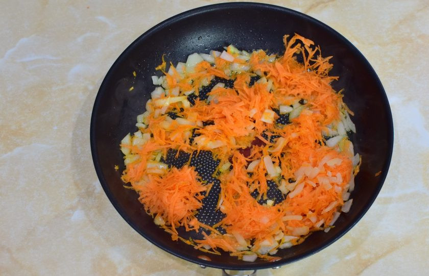 1. Этап. Маринованный морской окунь: Для маринада очистите лук и морковь. Потрите морковь на терке, а лук мелко нарежьте. На горячую сковороду налейте немного растительного масла и обжарьте овощи 2-3 минуты.
