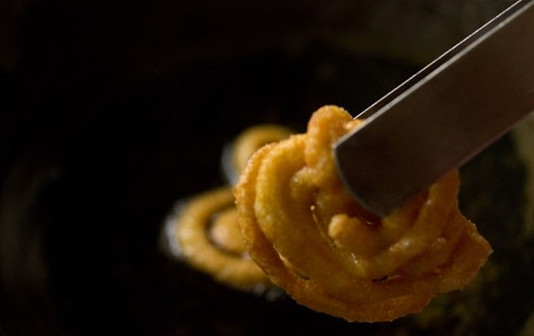 1. Этап. Джалеби индийские: 13. Жарьте до румяности. После аккуратно достаньте из масла.