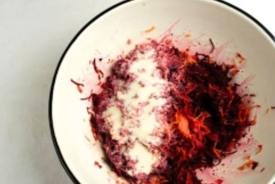 1. Этап. Овощные котлеты на пару: 5. Добавить манную крупу (можно заменить мукой). Предварительно можно залить ее кипятком, чтобы она немного запарилась.