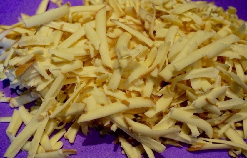 1. Этап. Салат из консервы: 7. Натираем сыр и также складываем его отдельно.