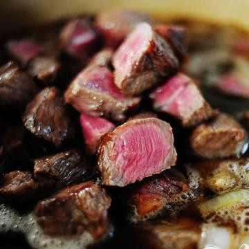 1. Этап. Тушеная говядина с пивом и паприкой: Затем закиньте в кастрюлю.