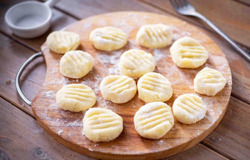 1. Этап. Ньокки с креветками: Нарезанные кусочки теста чуть придавите вилкой — это заготовки ньокки.