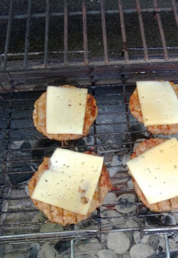 1. Этап. Бургер-гриль красный бархат: На горячие котлеты разложить сыр, дать ему подтаять.