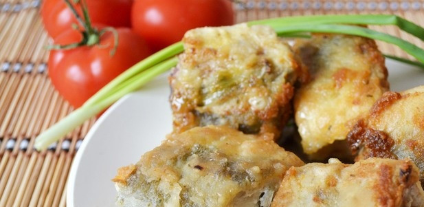 1. Этап. Навага, жаренная на сковороде: Подавайте рыбу сразу же горячей, предварительно выложив ее на бумажную салфетку. Таким образом вы избавитесь от ненужного масла.