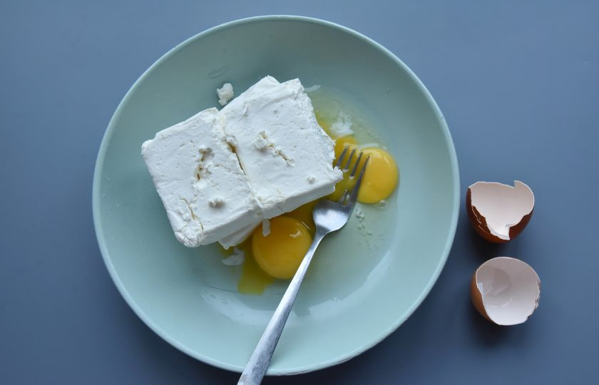 1. Этап. Протеиновые кексы: В миску подходящего размера выложите творог. Отделите яичные белки от желтков. Желтки добавьте в миску с творогом и разомните массу вилкой, смешав творог и яичные желтки.