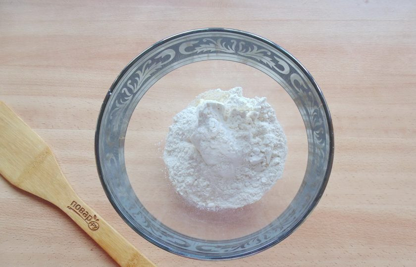 1. Этап. Кростата с вишней: Насыпьте в миску муку.