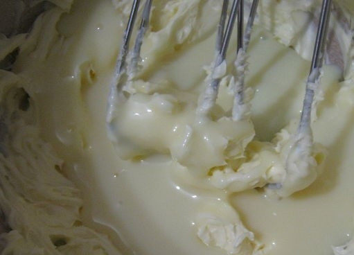 1. Этап. Торт Мужской каприз: 5. Выпекайте в духовом шкафу при температурном режиме 200 градусов в течение 10–12 минут. Остальные три коржа испеките по такой же схеме. Для приготовления крема положите в ту же миску, предварительно вымыв, размягченное сливочное масло. Взбейте его до образования белой, пышной консистенции. Не переставая мешать, потихоньку небольшими частями введите сгущенку и порошок-какао. Крем готов.