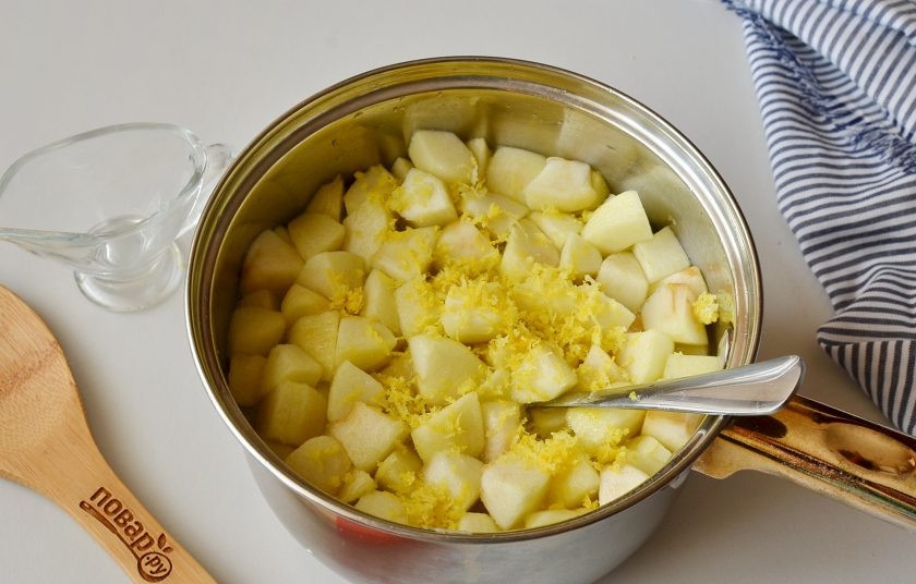 1. Этап. Варенье из яблок и лимона: Добавьте лимонный сок, цедру к яблокам, перемешайте осторожно. Больше перемешивать варенье не нужно. Оставьте его на 2-3 часа остывать.
