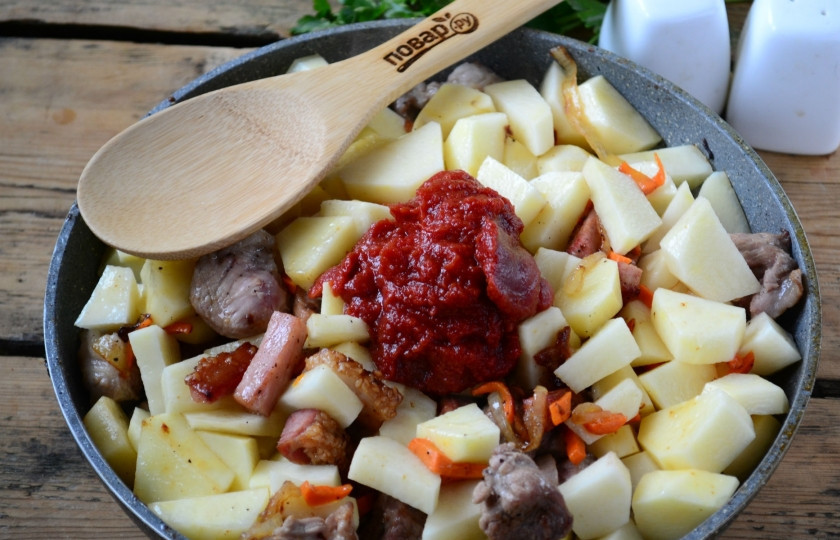 1. Этап. Жаркое по-уральски (рецепт из сказки!): Добавьте соль, перец, любимые специи и томатную пасту.