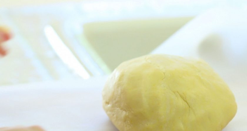 1. Этап. Песочное печенье с апельсином: 6. Готовое тесто уберите под пищевую плёнку в холодильник на 30 минут.