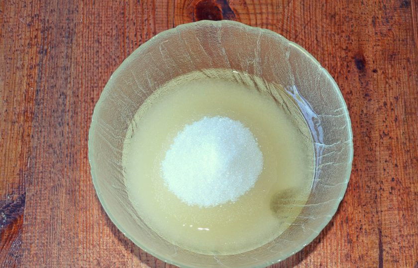 1. Этап. Торт Темный Ларри: Для начала соединяем растительное масло с сахаром и немного взбиваем.