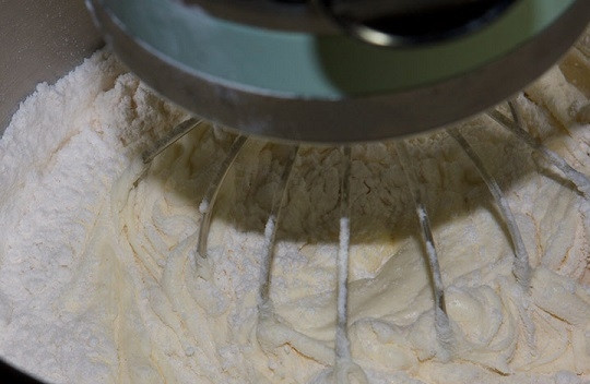 1. Этап. Легкий бисквит: 6. Постепенно, небольшими порциями, всыпайте просеянную муку.