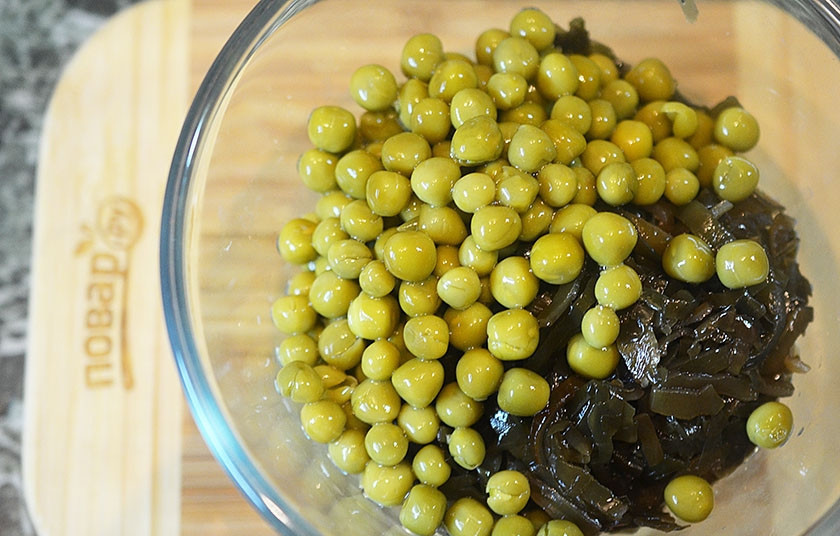 1. Этап. Славянский салат: Добавьте горошек.