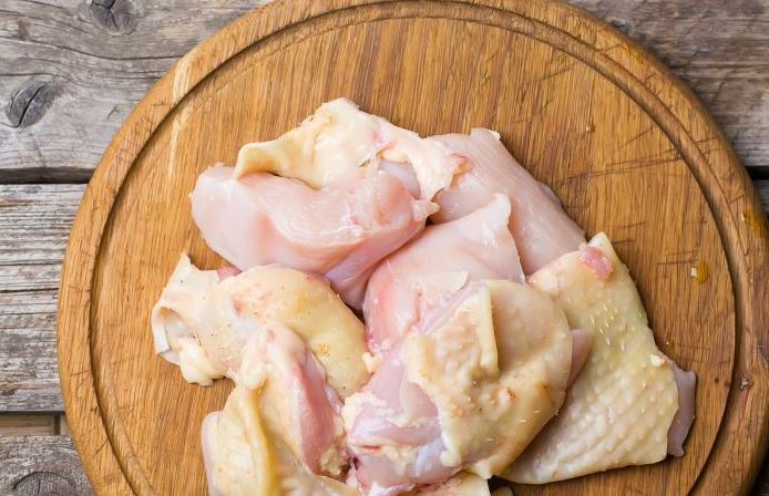 1. Этап. Курятина в духовке: Курицу вымойте и обсушите бумажными полотенцами. Разделайте ее на куски, удалите лишний жир и остатки перьев.