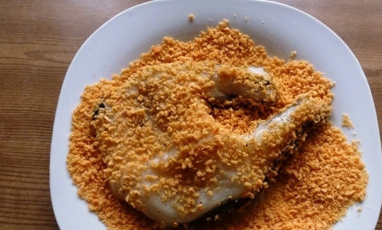 1. Этап. Зубатка жареная: 5. А после обваляйте в панировочных сухарях. Также в этот простой рецепт зубатки жареной можно использовать муку в качестве панировки.