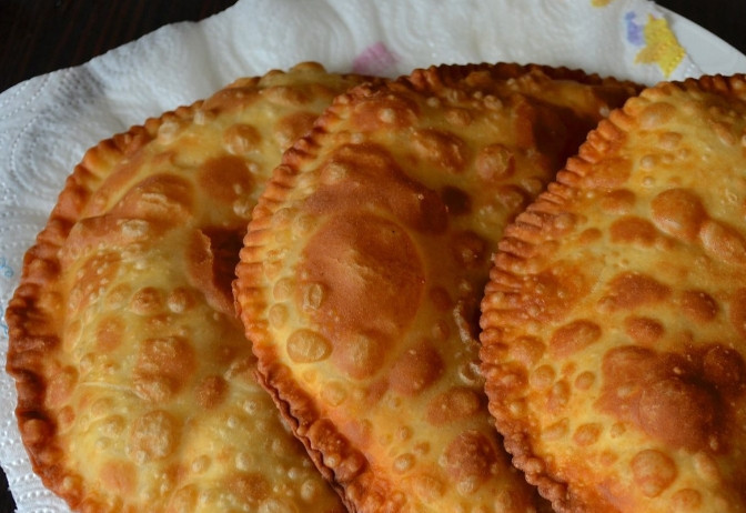 1. Этап. Чебуреки на заварном тесте: 11. Сразу переложите чебуреки на салфетку, чтобы впитался лишний жир.