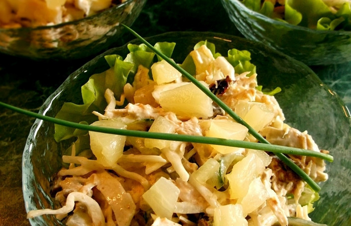 1. Этап. Салат Венецианская серенада: Сливаем жидкость с чернослива, обсушиваем его и нарезаем мелкими кусочками. Ананасы режем кубиками. Соединяем в салатнице: чернослив, ананас, огурец, куриное филе, капусту. Заправляем салат майонезом и перемешиваем. Если нужно, солим и перчим. Приятного аппетита!