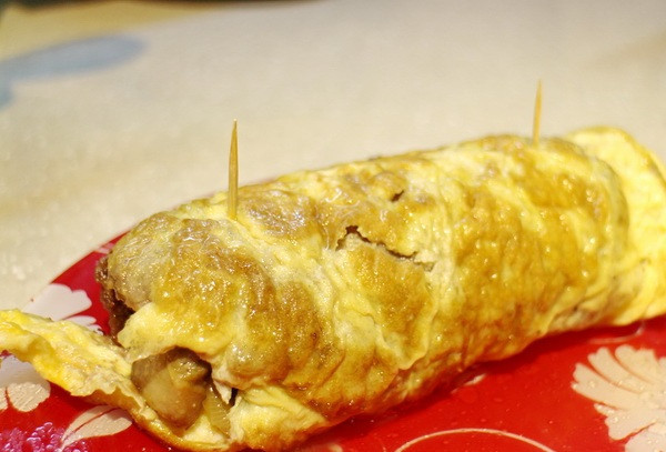 1. Этап. Бризоль в духовке: Сворачиваем блин рулетом и закрепляем его края зубочистками.