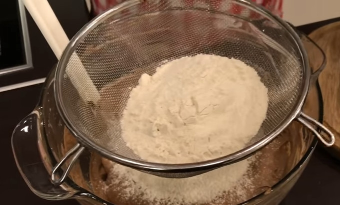 1. Этап. Шоколадный торт Захер: 7. Муку просейте прямо в миску с шоколадной массой, после этого перемешайте тесто, чтобы не было комочков.