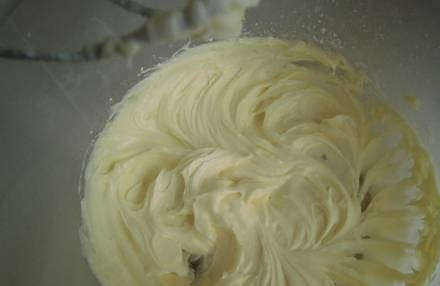 1. Этап. Курабье бакинское: С самого начала разогрейте духовку до 200 градусов. Масло комнатной температуры взбейте с сахарной пудрой.