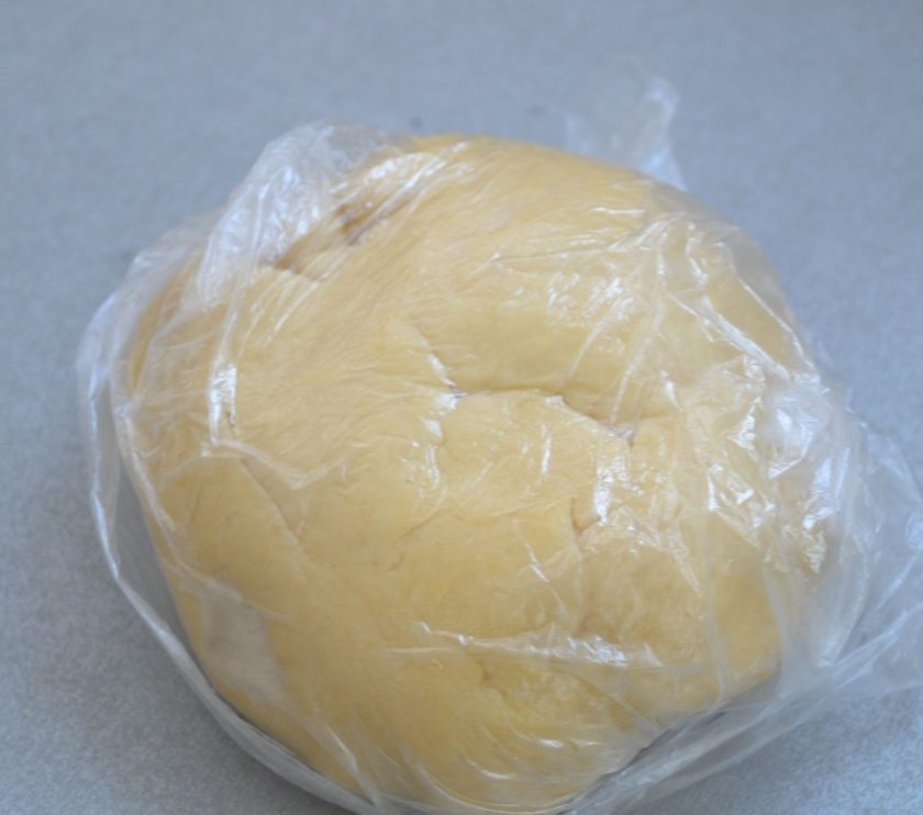 1. Этап. Чебуреки из говядины: Выложите мучную смесь на стол и руками замесите тесто. Заверните в пленку, дайте тесту 