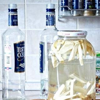 1. Этап. Хреновуха: Заливаем в банки водку. Заливаем не всю - где-то 300 граммов оставляем, она нам еще пригодится.