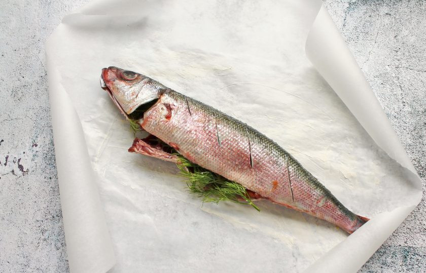 1. Этап. Красноглазка в фольге в духовке: Расстелите кусок фольги, на него выложите пергамент и смажьте его сливочным маслом. Выложите на пергамент красноглазку и заверните сначала в пергамент, а затем в фольгу.