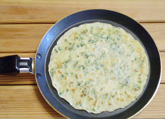 1. Этап. Блинчики с зеленью: 9. Жарим с другой стороны. Блинчики отлично переворачиваются и не рвутся.