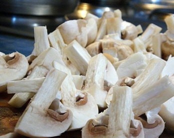 1. Этап. Салат с рыбной консервой: Шампиньоны помоем, обсушим и нарежем на части.